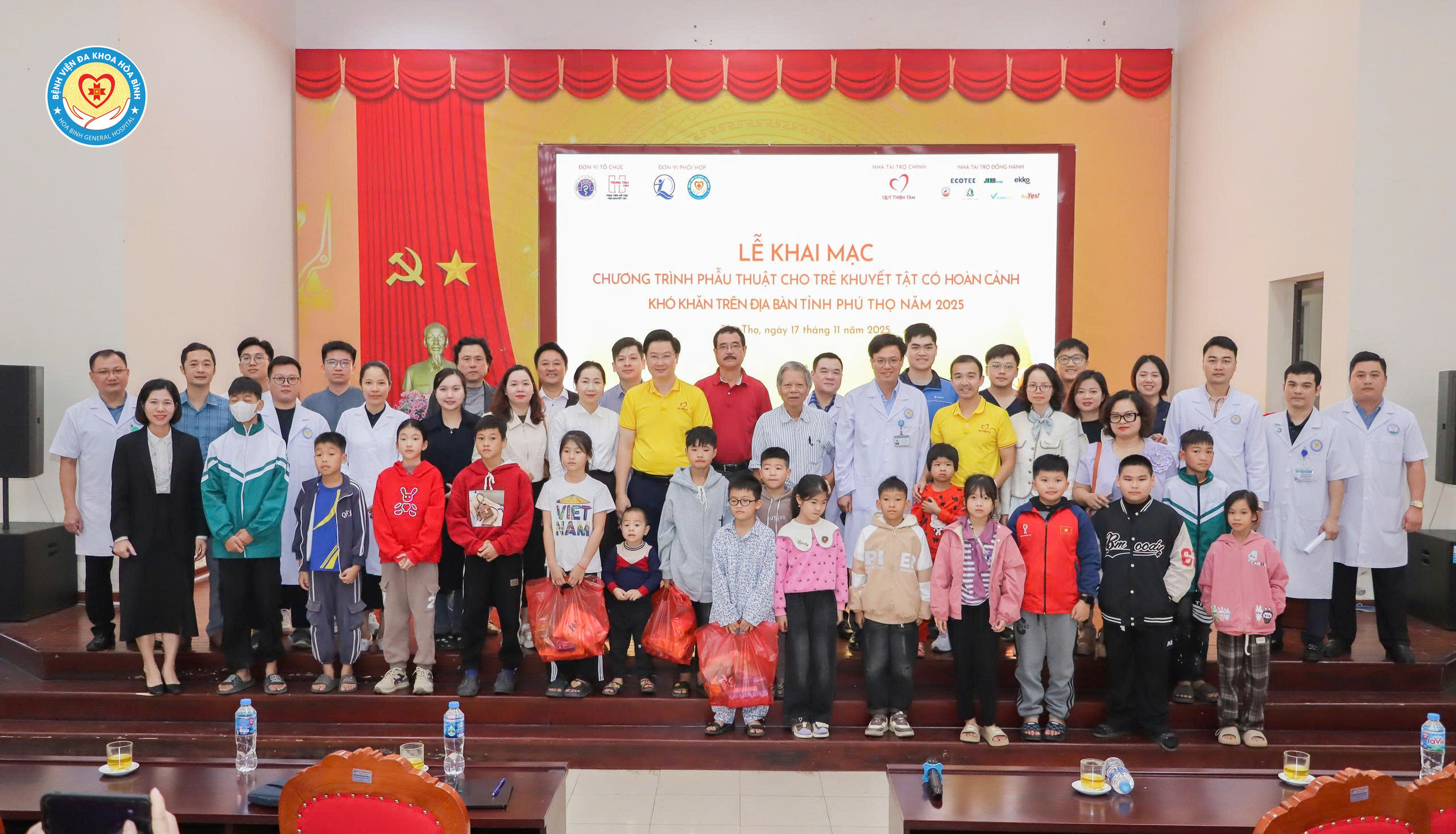  Khai mạc chương trình phẫu thuật cho trẻ em khuyết tật khu vực Hoà Bình 