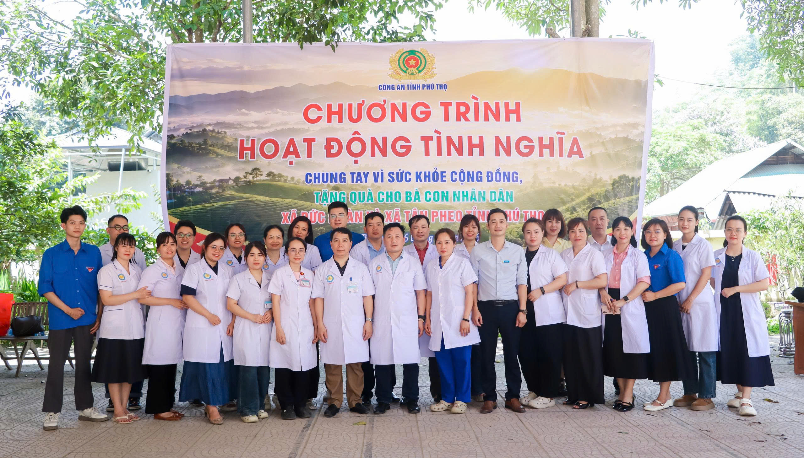  Bệnh viện Đa khoa Hòa Bình đồng hành cùng chương trình khám bệnh, cấp thuốc miễn phí và tặng quà cho nhân dân tỉnh Phú Thọ