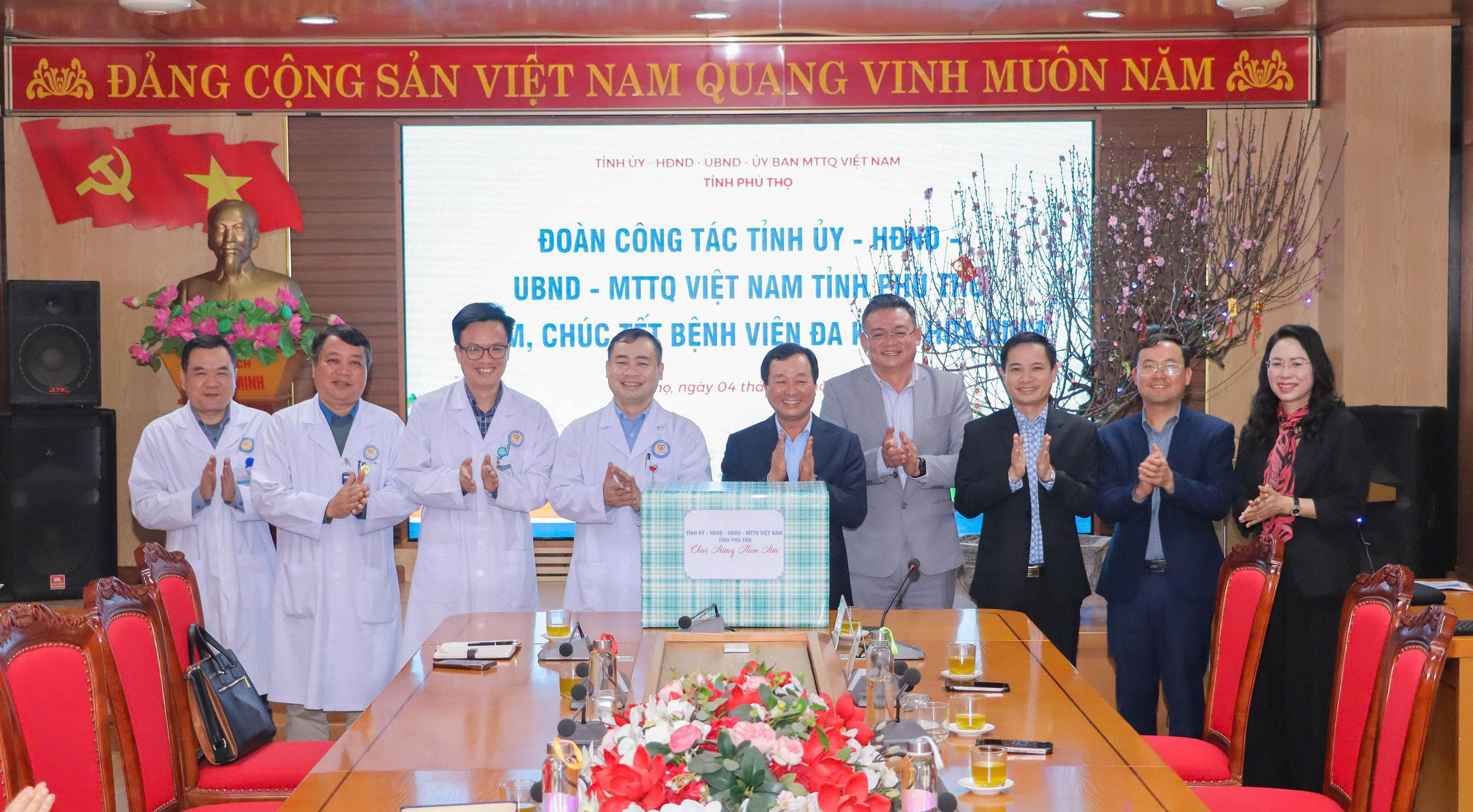  Đồng chí Bùi Văn Quang, Phó Bí Thư TT Tỉnh ủy thăm và tặng quà tết tại Bệnh viên Đa khoa Hòa Bình