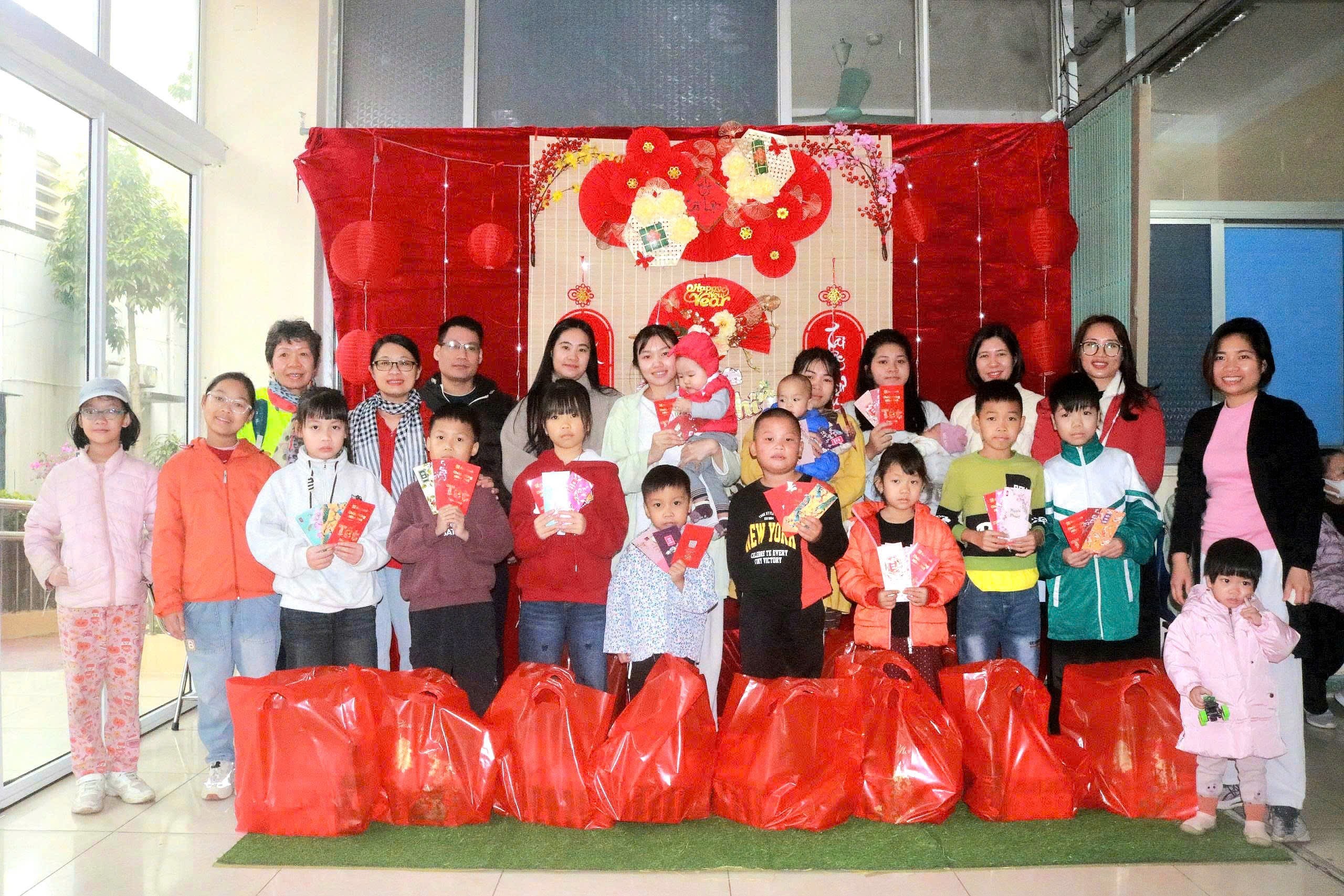  Nhóm Tình nguyện Trái tim việt tặng quà tết cho bệnh nhân nặng, bệnh nhân có hoàn cảnh khó khăn tại Bệnh viện Đa khoa Hòa Bình