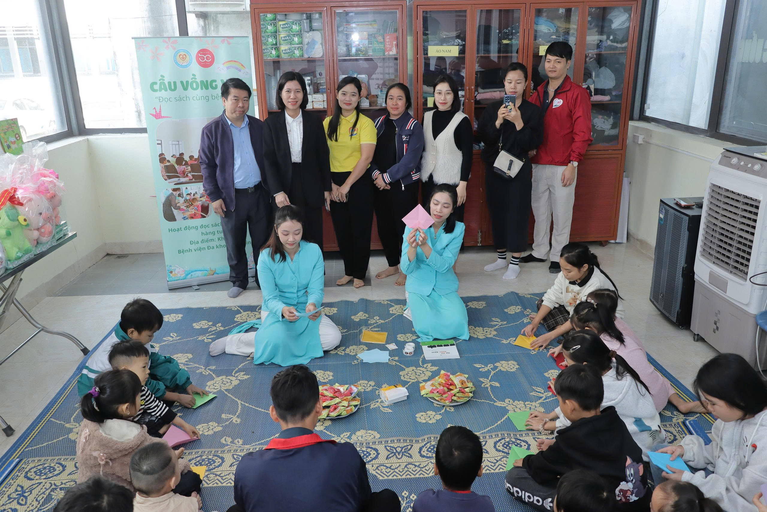  Lan tỏa yêu thương qua từng trang sách đến bệnh nhi